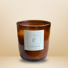 Braune Glasduftkerze Essentials Candles Lily of the Valley & Iris, 180 ml, mit weißem Etikett