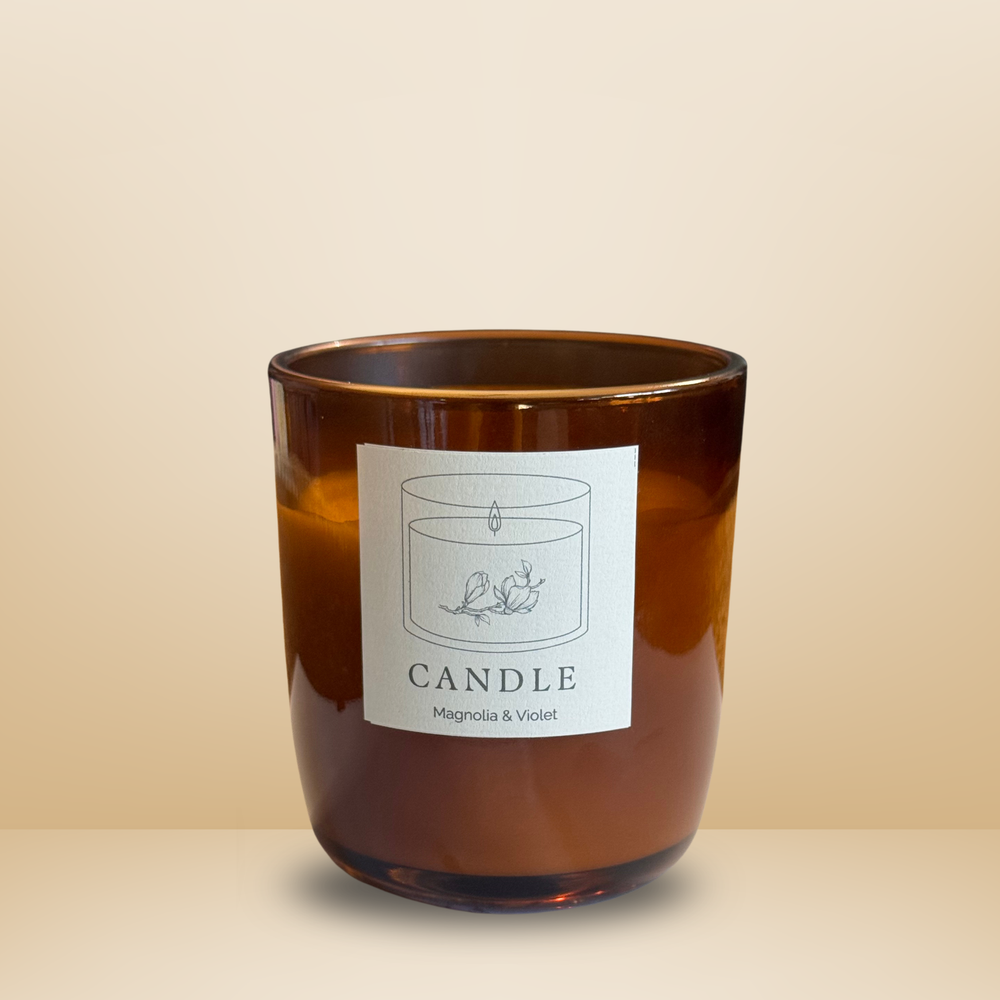 Braune Glasduftkerze Essentials Candles Magnolia & Violet, 180 ml, mit weißem Etikett