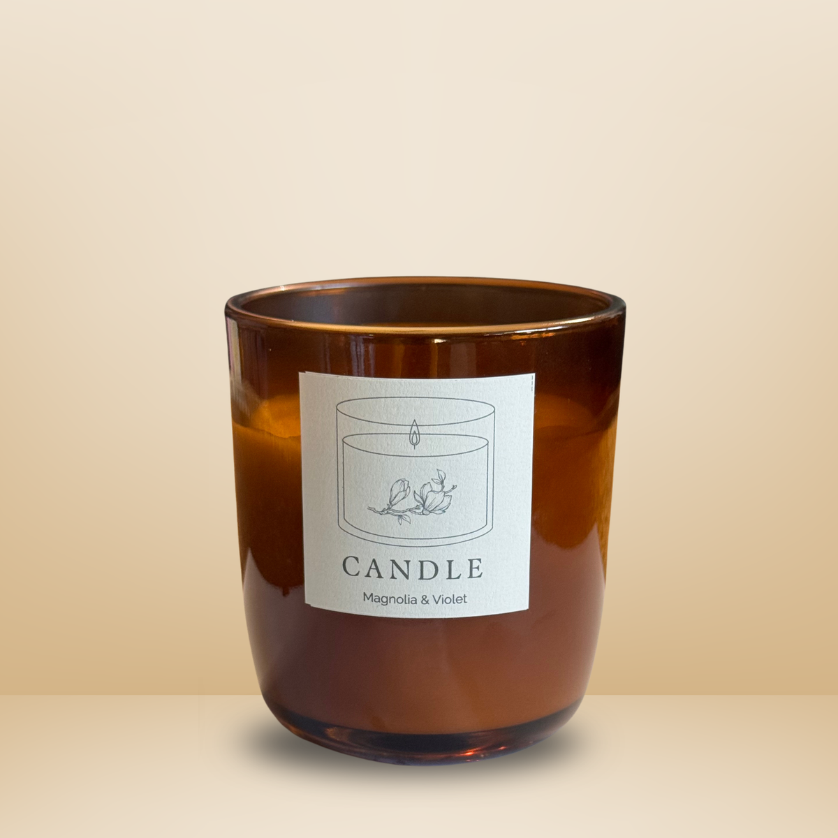 Braune Glasduftkerze Essentials Candles Magnolia & Violet, 180 ml, mit weißem Etikett