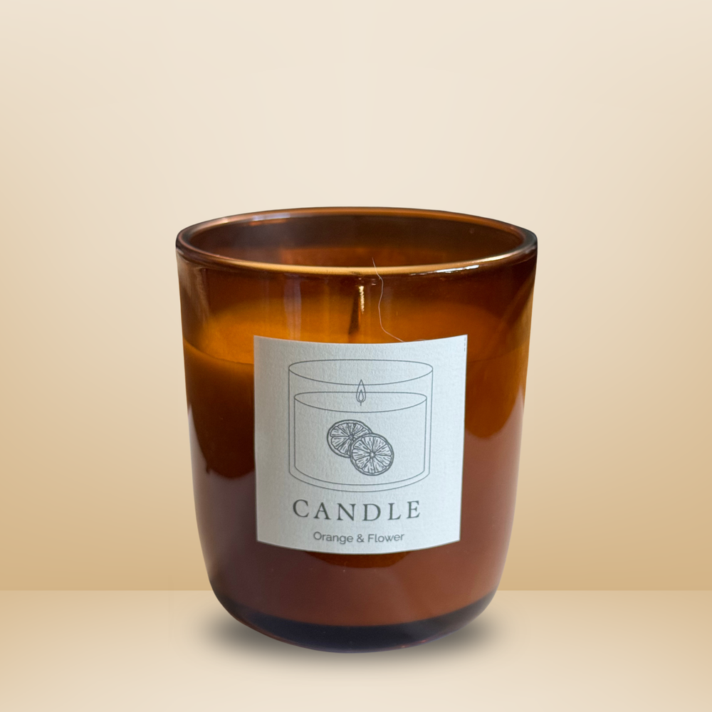 Braune Glasduftkerze Essentials Candles Orange & Flower, 180 ml, mit weißem Etikett