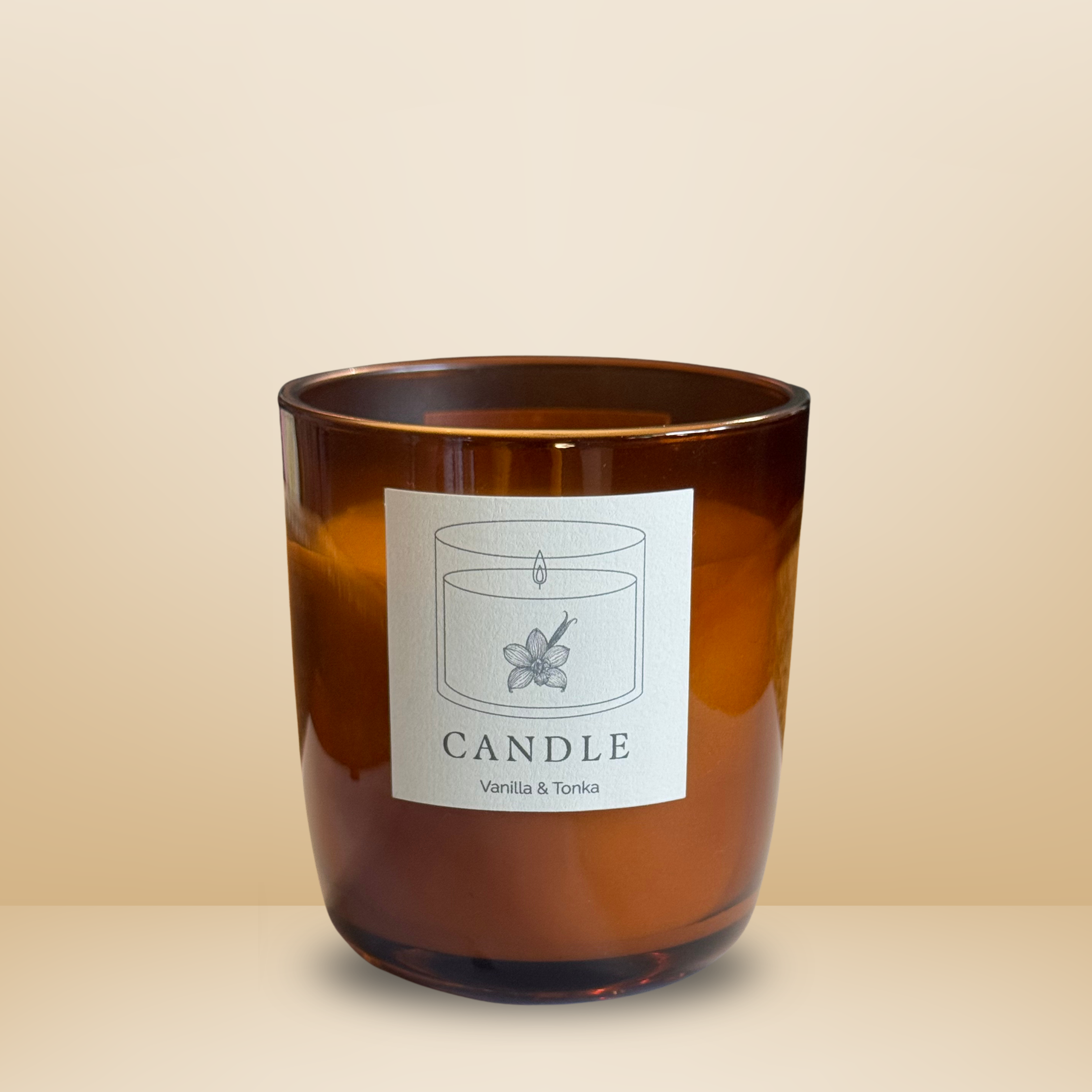 Braune Glasduftkerze Essentials Candles Vanilla & Tonka, 180 ml, mit weißem Etikett